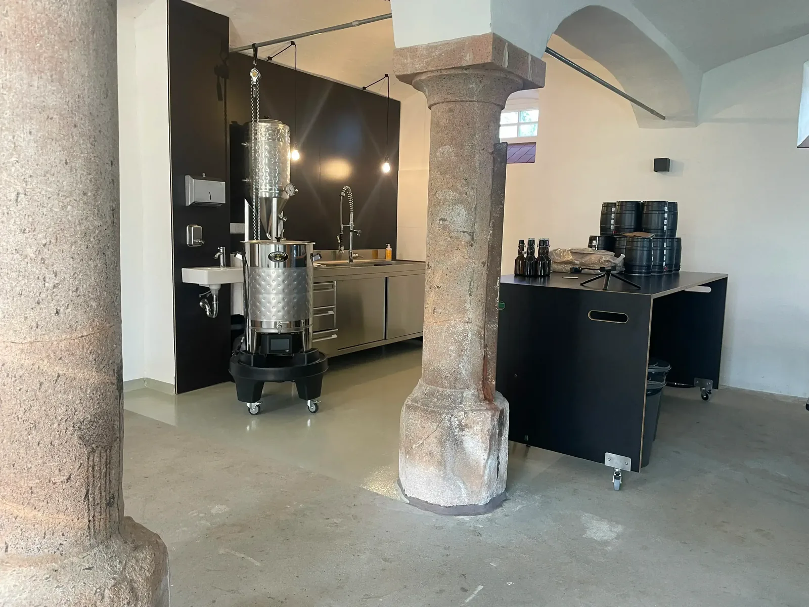 Das Brauatelier mit Sudkessel zwischen den historischen Steinsäulen