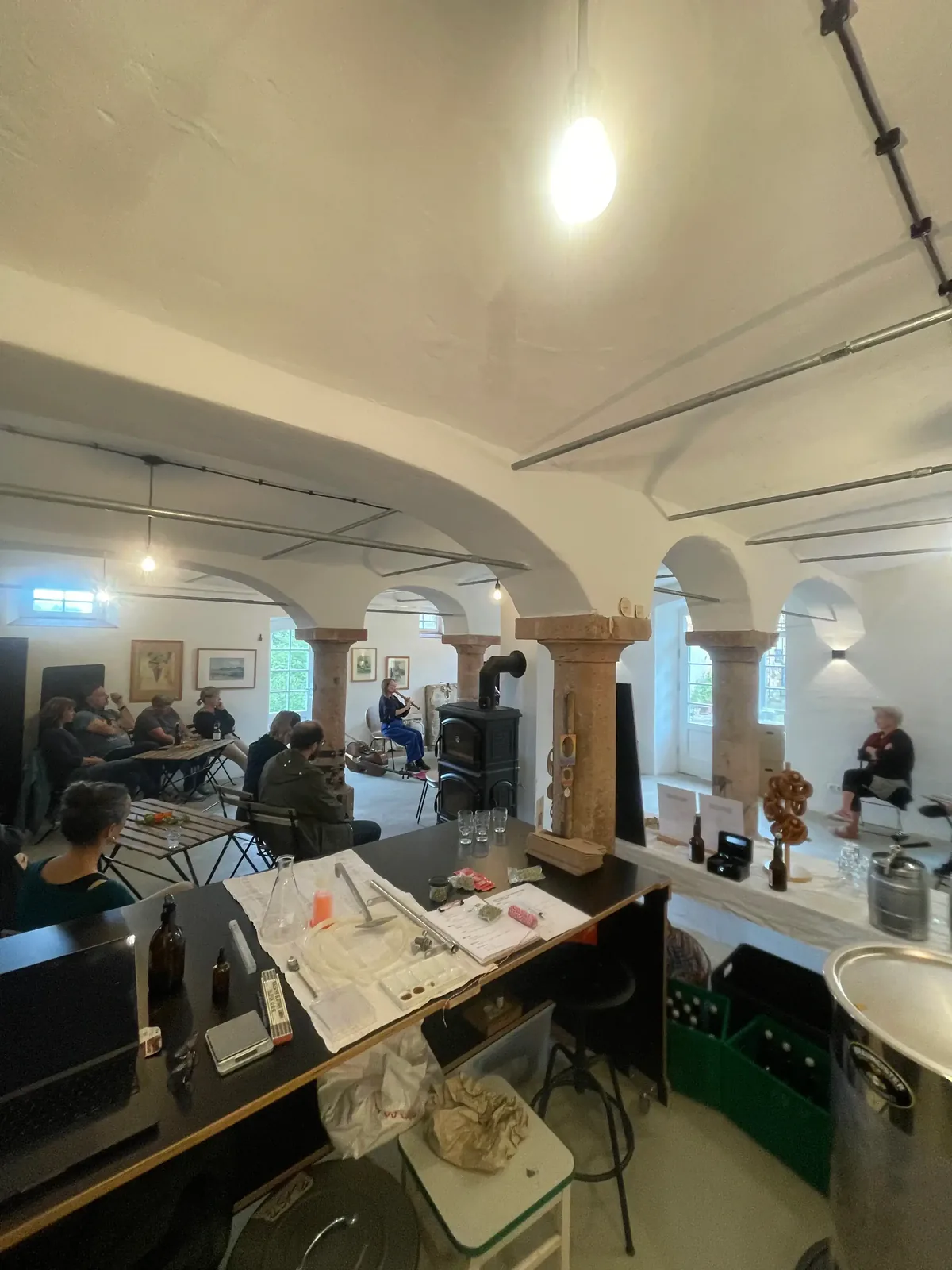 Gäste bei einer Veranstaltung im Gewölbesaal des KulturGut Linda